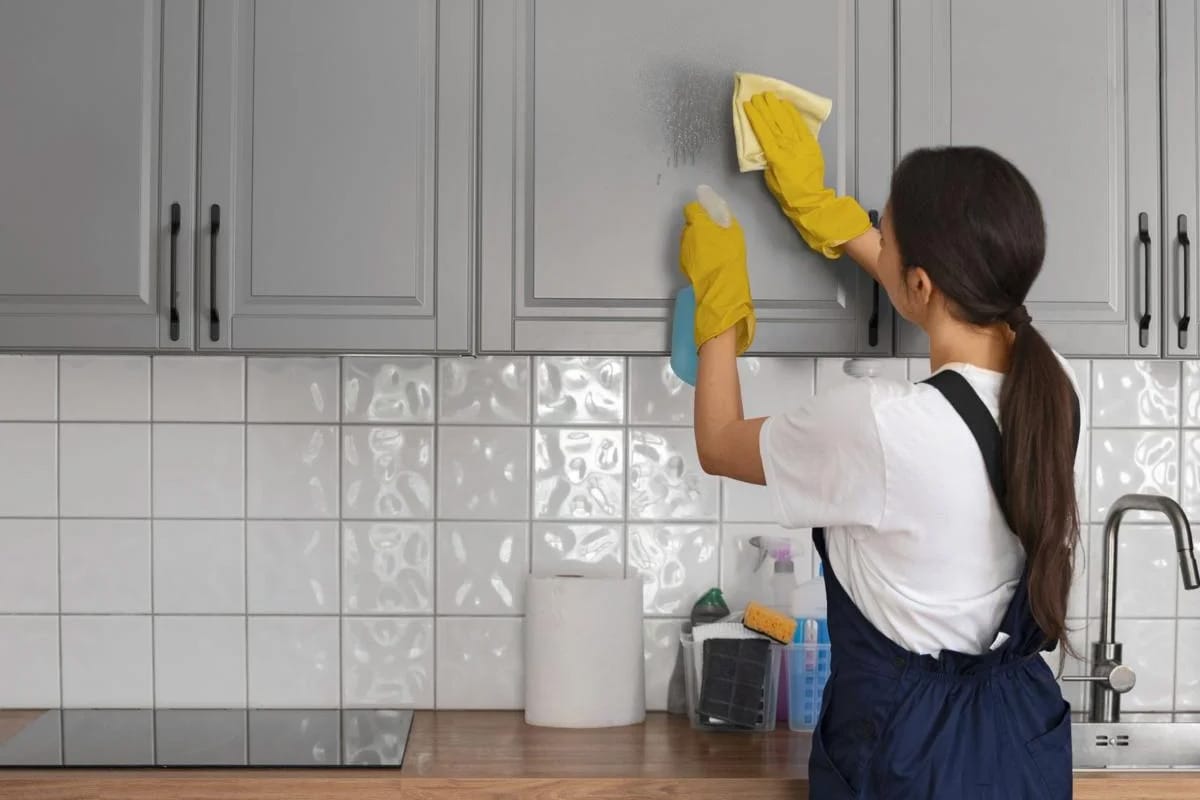 Kako očistiti nakopičeno maščobo na kuhinjskih omaricah: štirje triki za čiščenje kuhinje s stvarmi, ki jih imaš doma