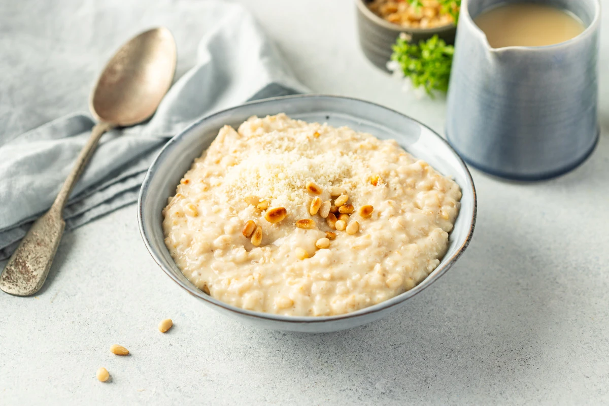 Ovsena kaša in jajca: razkrite prednosti za popoln zajtrk