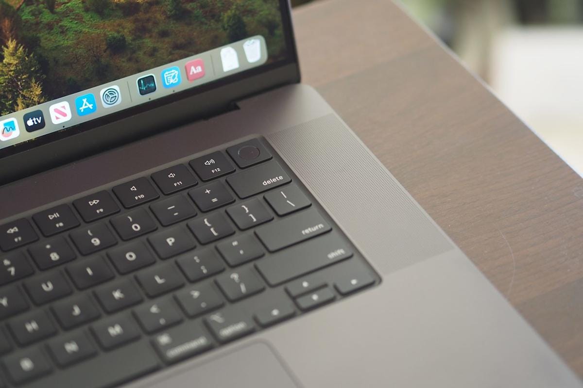 Novi MacBook Pro z M5 čipom brez sprememb v dizajnu: kaj pričakovati?