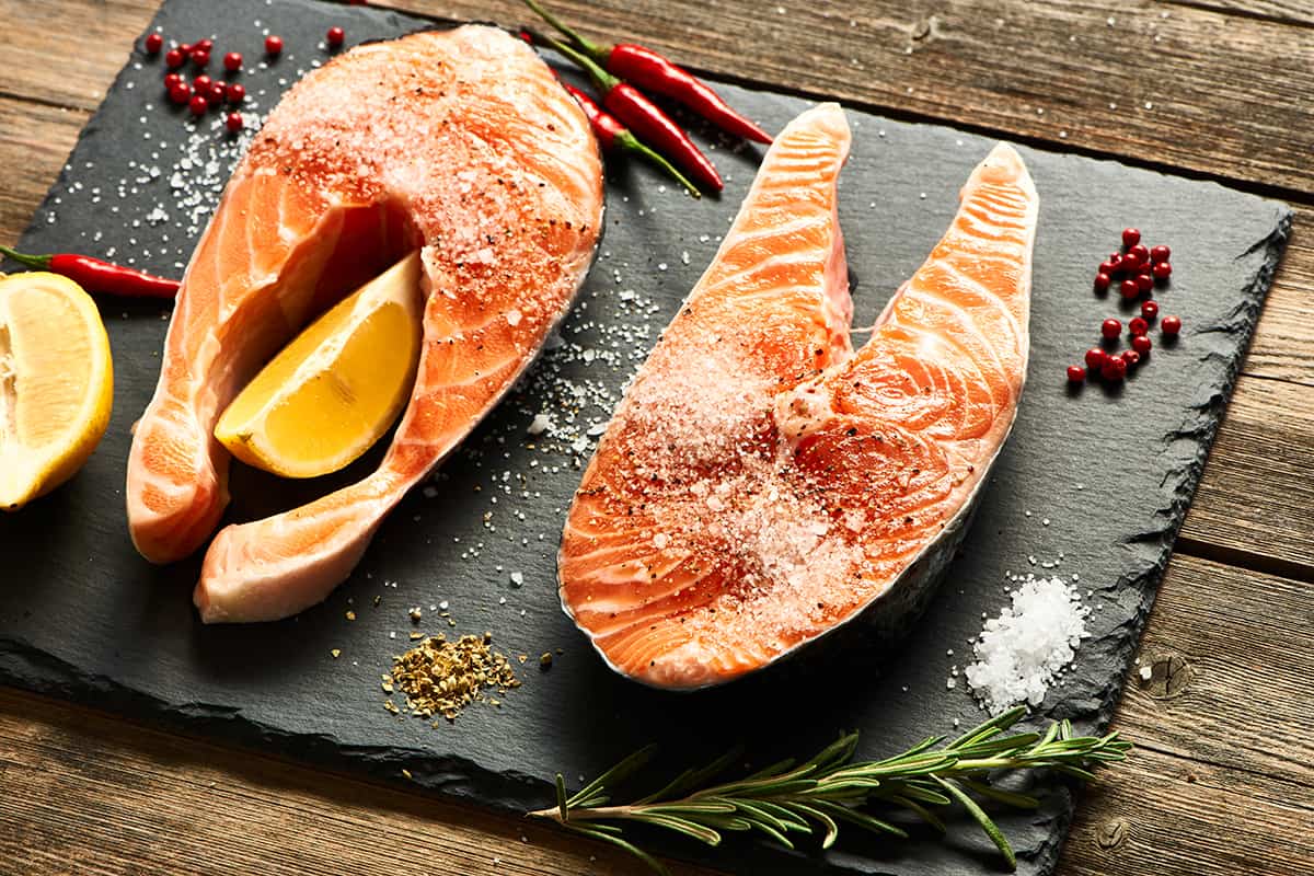 Ali je treba pred pripravo oprati lososove zrezke? Strokovnjak deli koristne nasvete