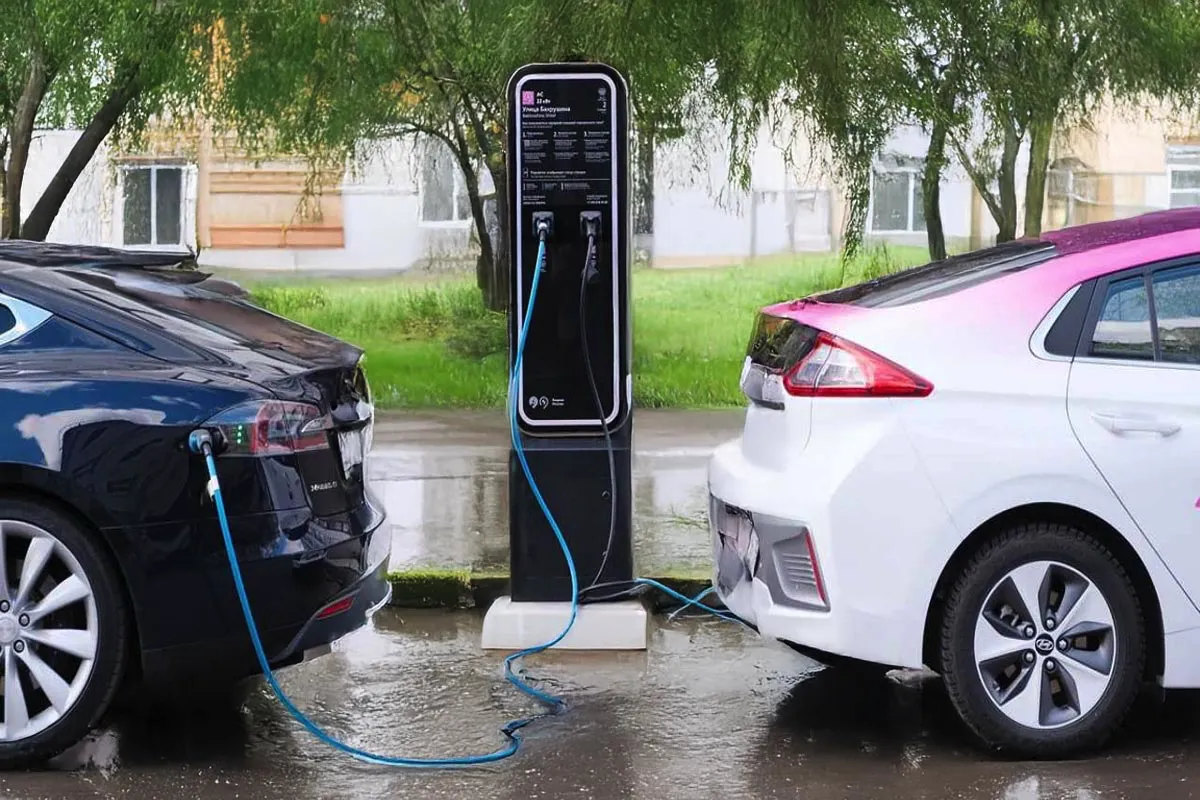 Ali lahko polnite električni avto med dežjem: razbijamo mite o varnosti polnjenja