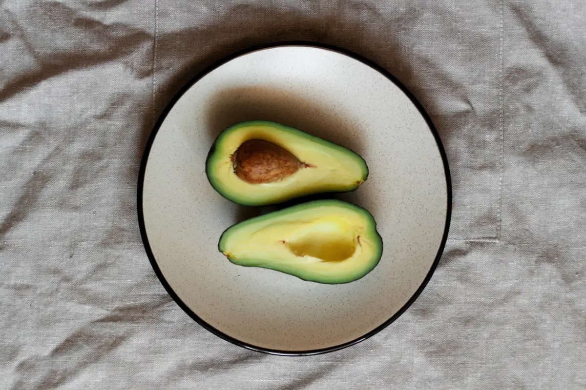 Kako ohraniti avokado svež do 30 dni: trik, ki traja le dve minuti