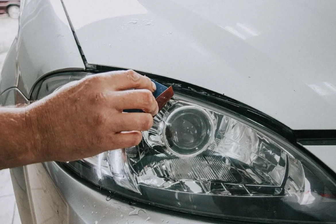 Kako spolirati avtomobilske žaromete