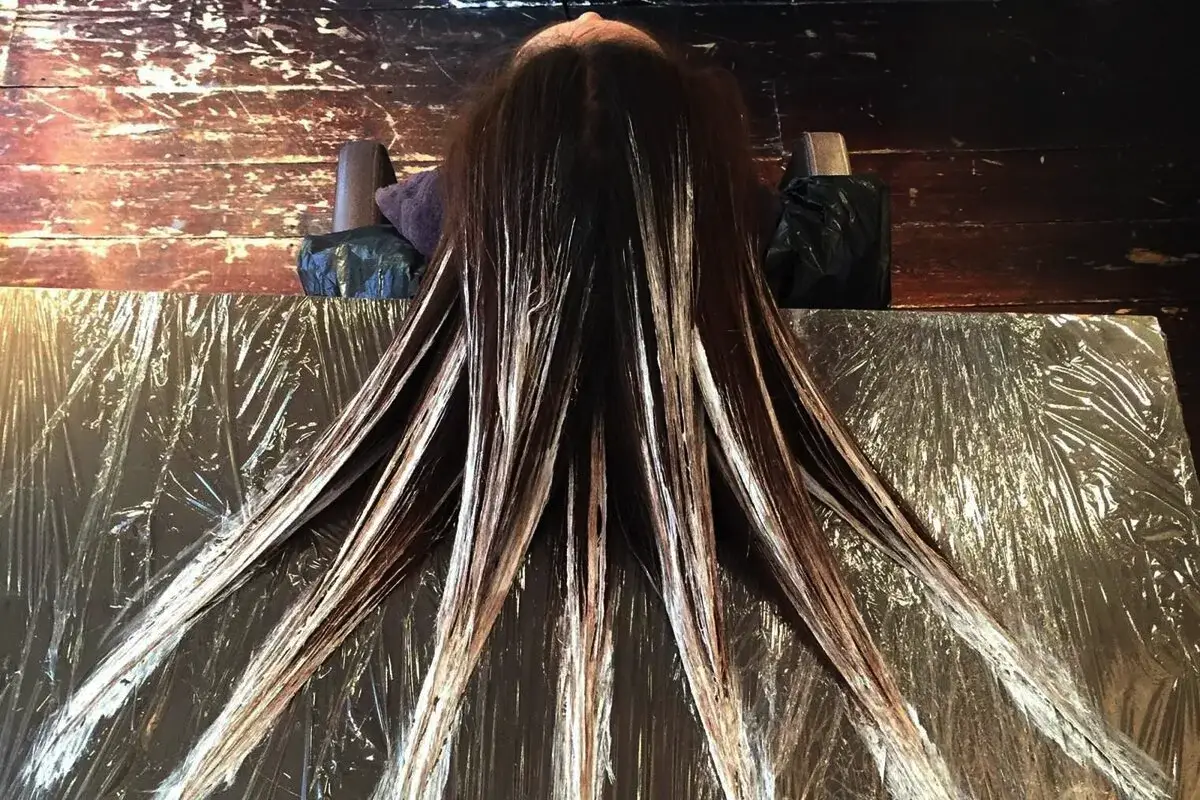 Poslovite se od sivih las: 5 razlogov, zakaj je balayage popoln anti-age odtenek za temne lase