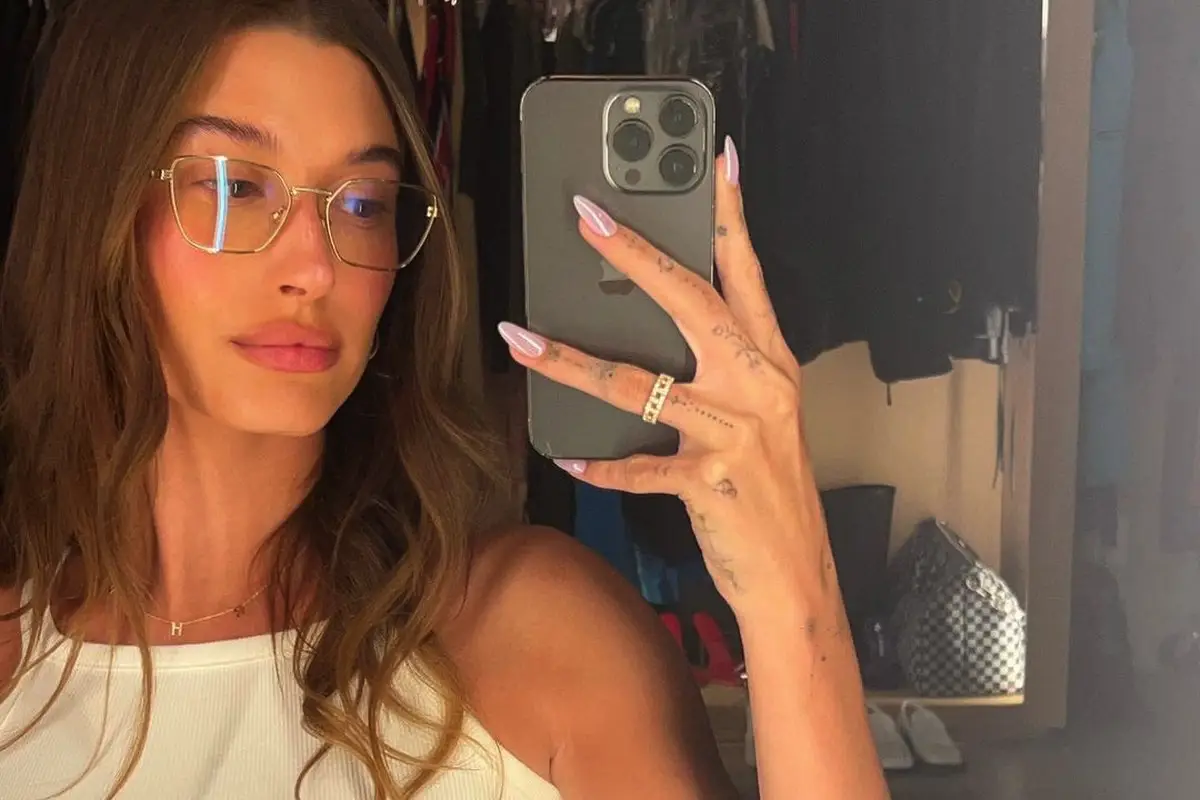 Kako biserni puder spreminja različne barve lakov za nohte: čaroben učinek manikire