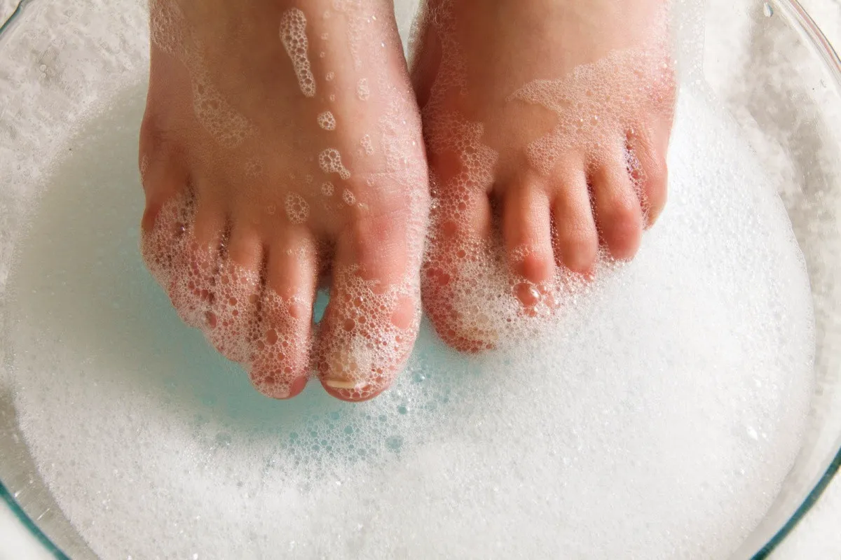 Bez neugodnog mirisa i neugodnih situacija: kako ukloniti loš miris iz cipela i s nogu