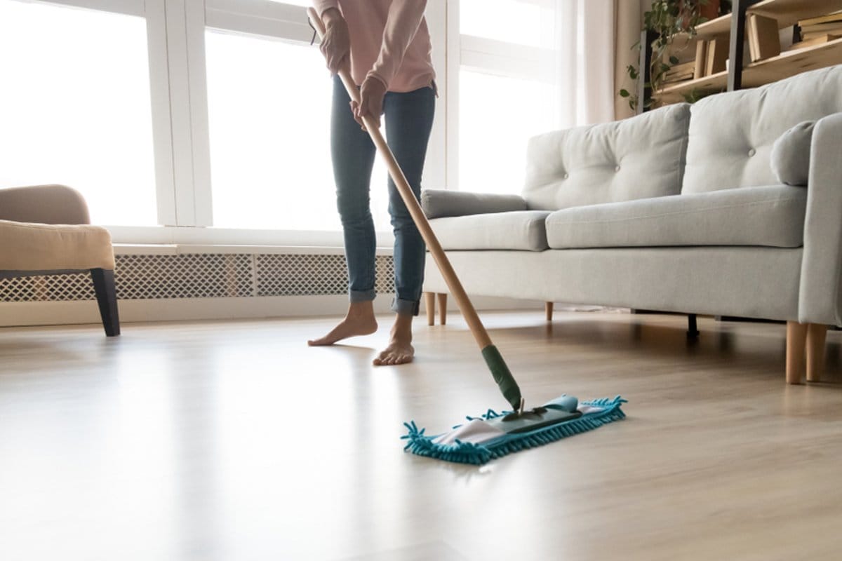 Brez madežev na tleh in čiste nogavice: Kaj dodati v vodo za pomivanje tal