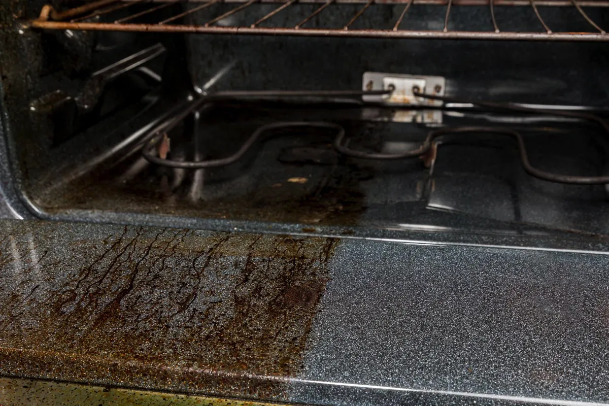 Kako očistiti umazanijo iz električne pečice z le 3 sestavinami?