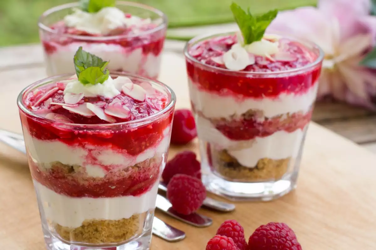 Kako pripraviti čizkejk v kozarcu – slasten desert v 10 minutah