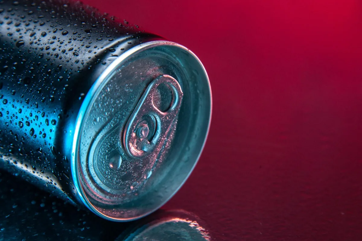 Kaj se zgodi, če vsak dan piješ energijske napitke? 5 ključnih tveganj
