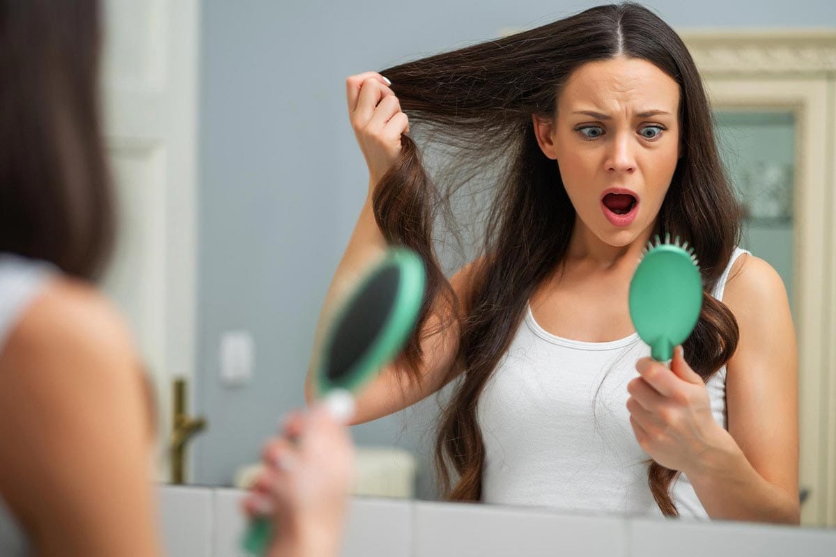 Zakaj izpadajo lasje in kako jih okrepiti: preproste rešitve