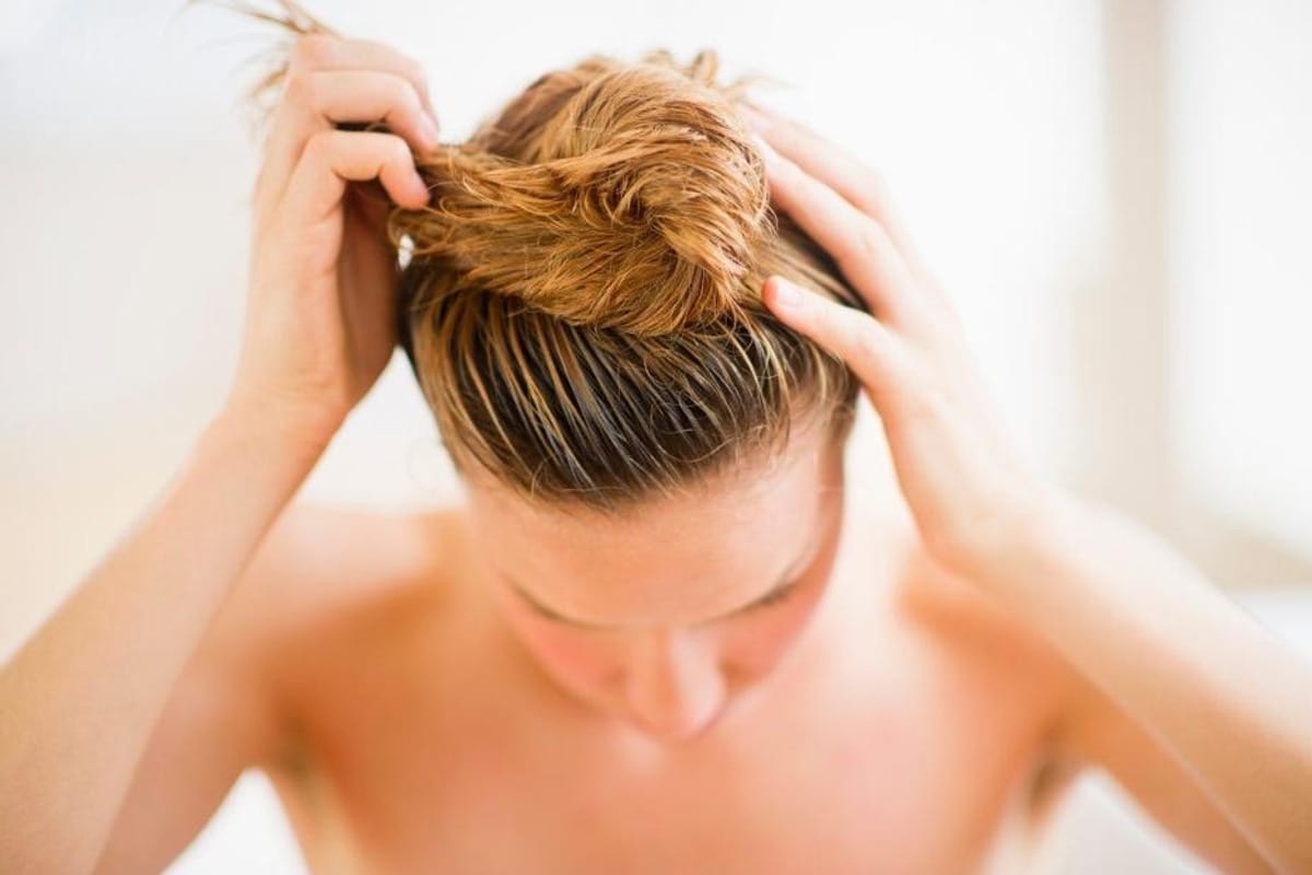 Zakaj izpadajo lasje in kako jih okrepiti: preproste rešitve