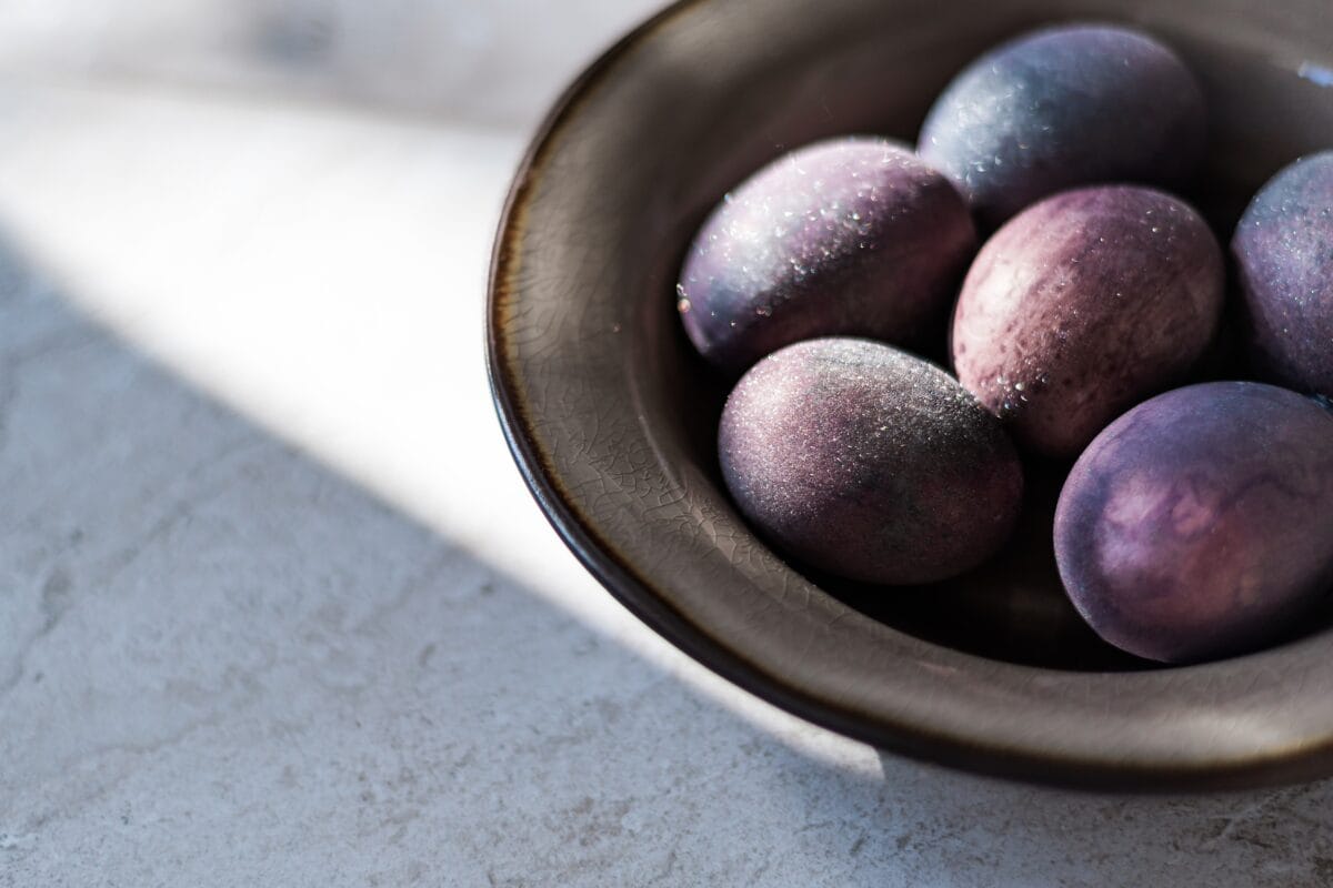 Barvanje "zmajevih" jajc za veliko noč s pomočjo rdečega zelja