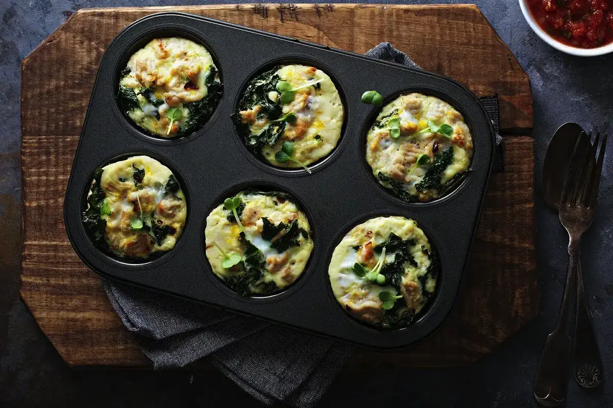 Nenavaden zajtrk: jajčni mafini s špinačo in slanino