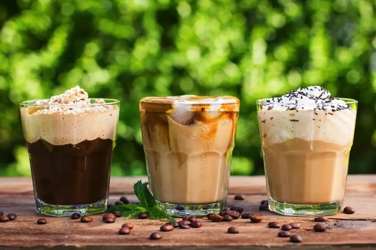 Začela se je sezona ledenega latteja: je pitje hladnega kave sploh zdravo? Namig: zelo!