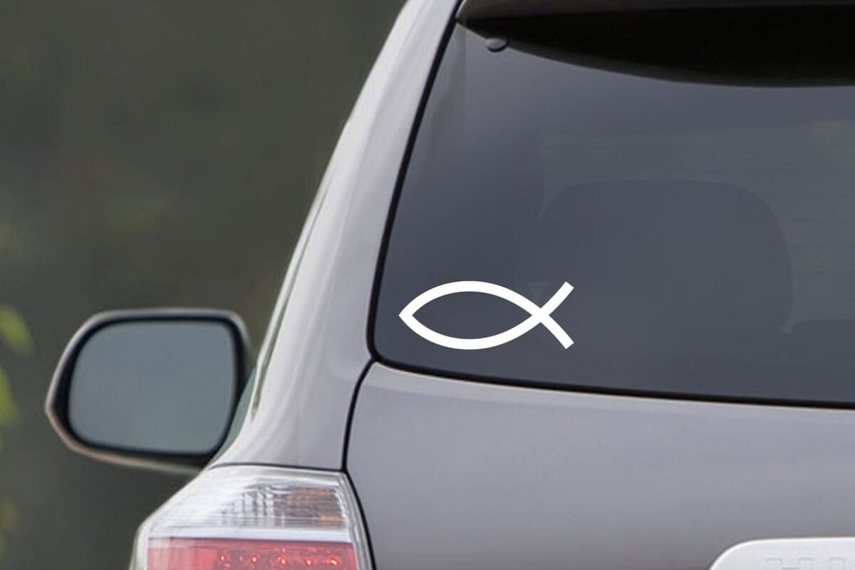 Kaj pomeni simbol ribe na avtomobilih: starodavni znak s skrivnostno zgodovino, ki živi še danes