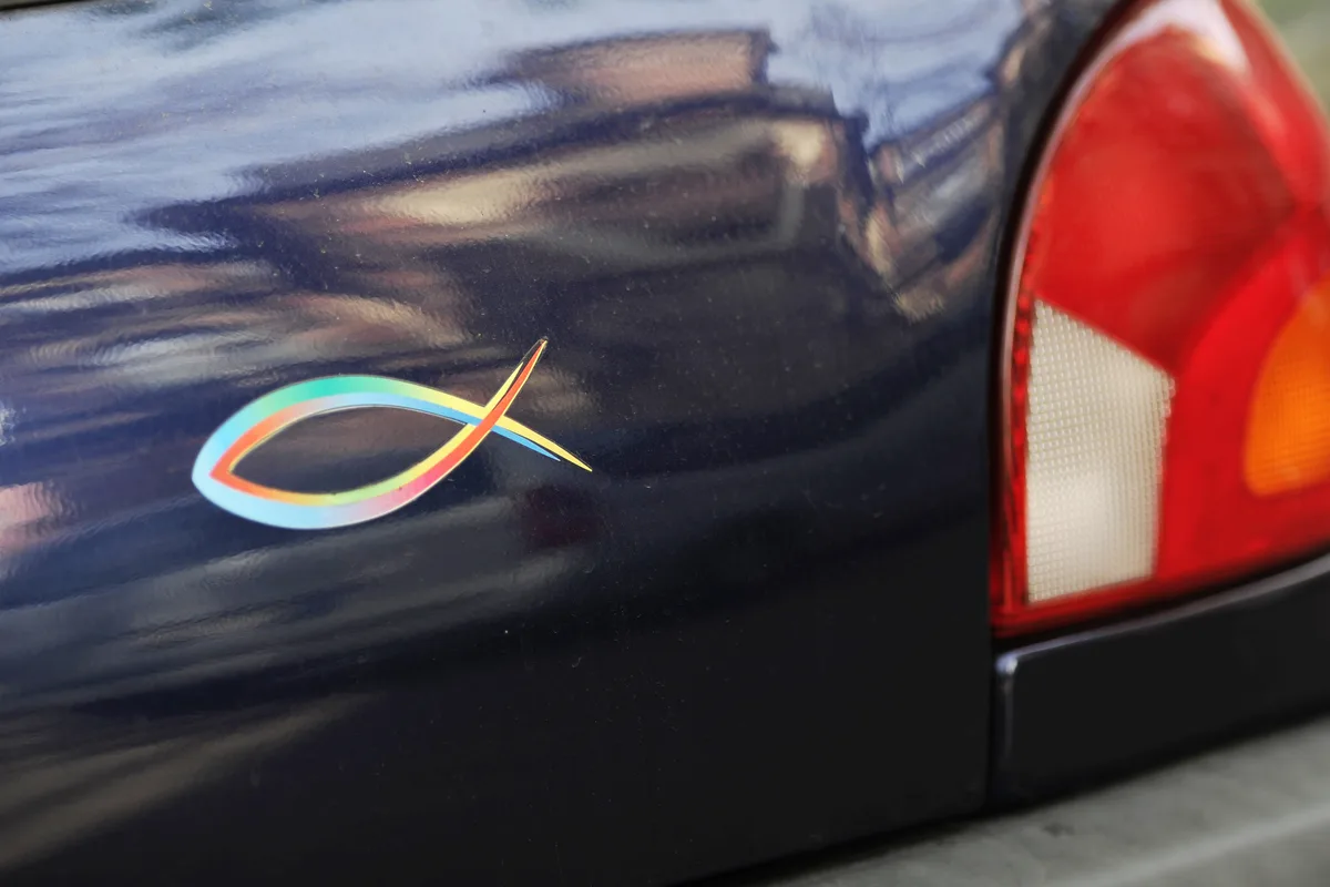 Kaj pomeni simbol ribe na avtomobilih: starodavni znak s skrivnostno zgodovino, ki živi še danes