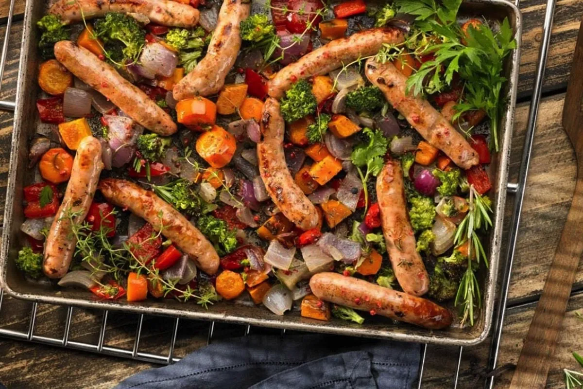 Kako pripraviti domače piščančje klobase z brokolijem: recept, ki bo navdušil na naslednjem druženju