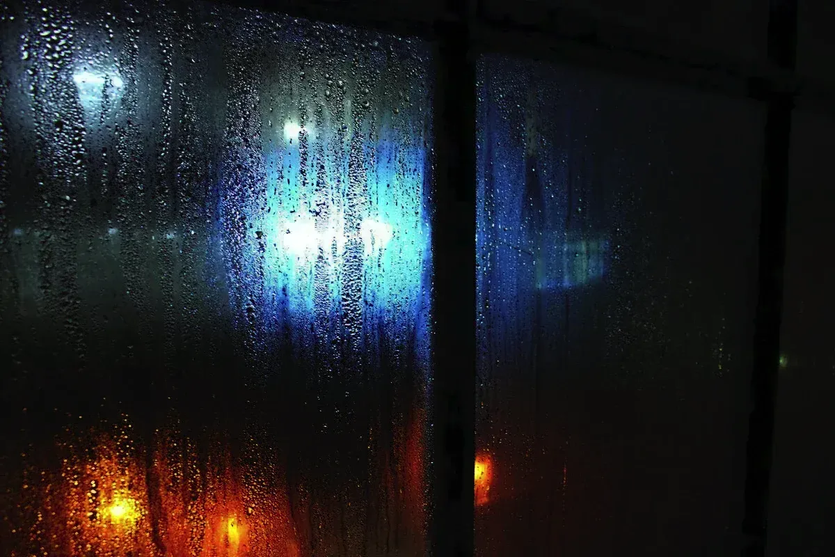 Kako se znebiti kondenzacije na oknih z eno preprosto navado