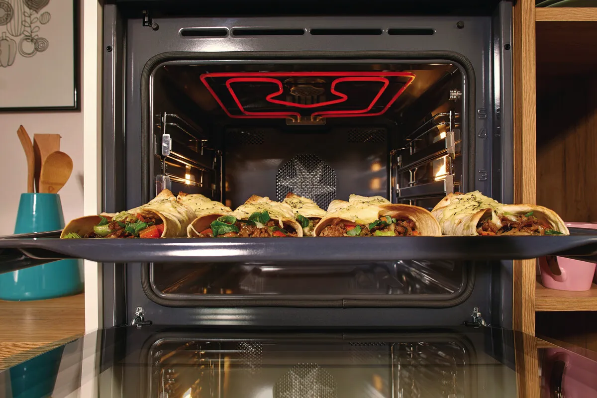 Kateri kuhinjski aparat je najboljši za pripravo večjih količin hrane: odkrijte prednosti električne pečice