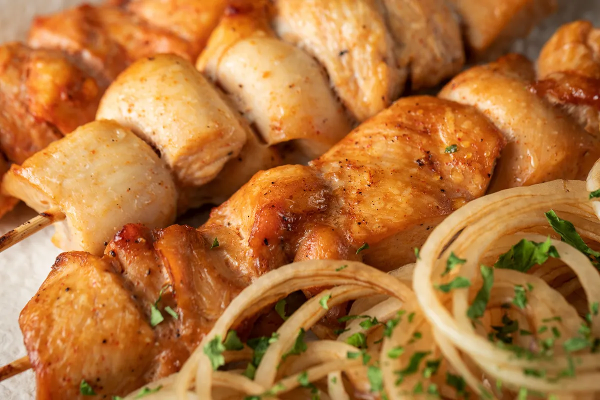 Kako pripraviti sredozemsko marinado za piščančji ražnjič: recept za sočen okus