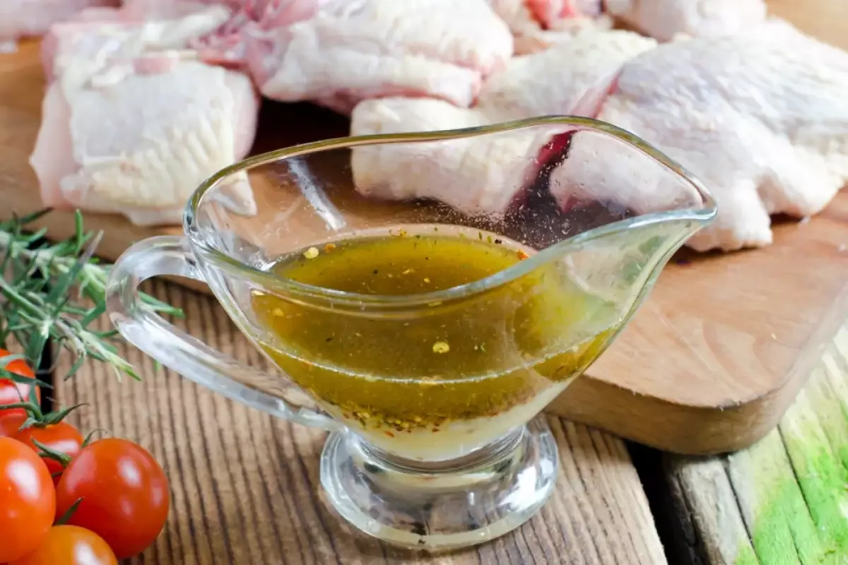 Kako pripraviti sredozemsko marinado za piščančji ražnjič: recept za sočen okus