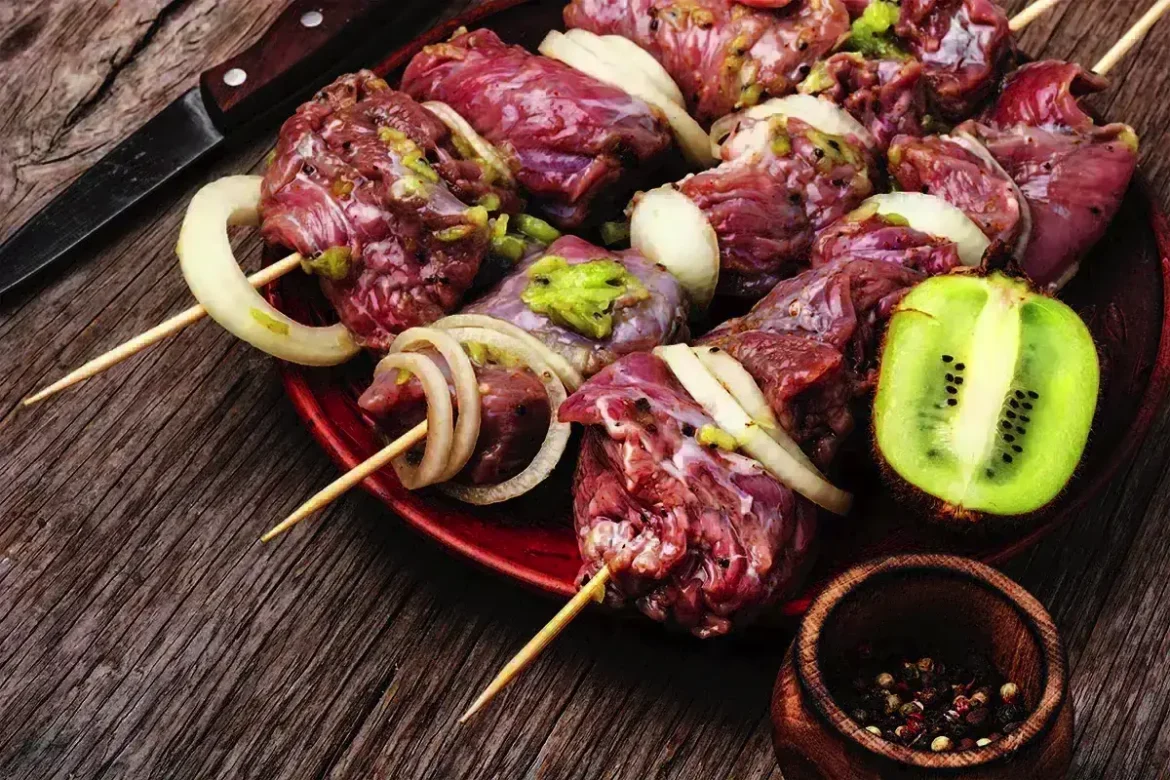 marinirati meso2 V čem najbolje marinirati meso: glavna stvar je, da ne uporabiš ene priljubljene začimbe