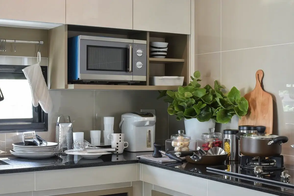 Nevarna mesta za mikrovalovno pečico: Zakaj je ne smete postaviti poleg hladilnika