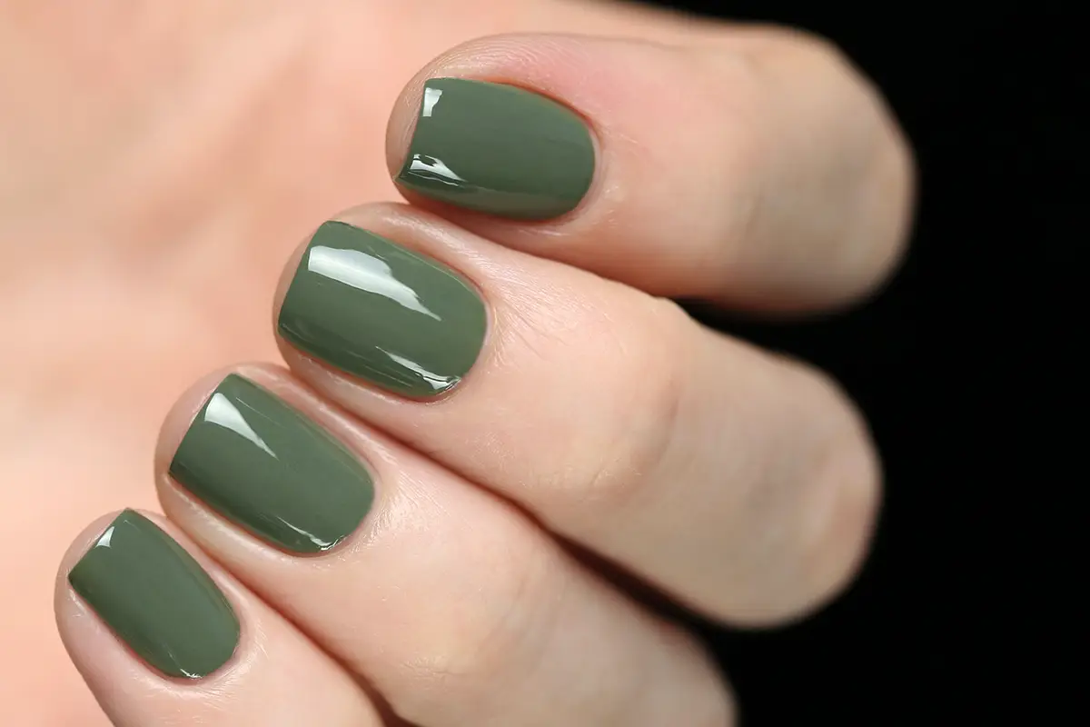 8 »skromnih« odtenkov laka, ki v manikuri izgledajo presenetljivo razkošno