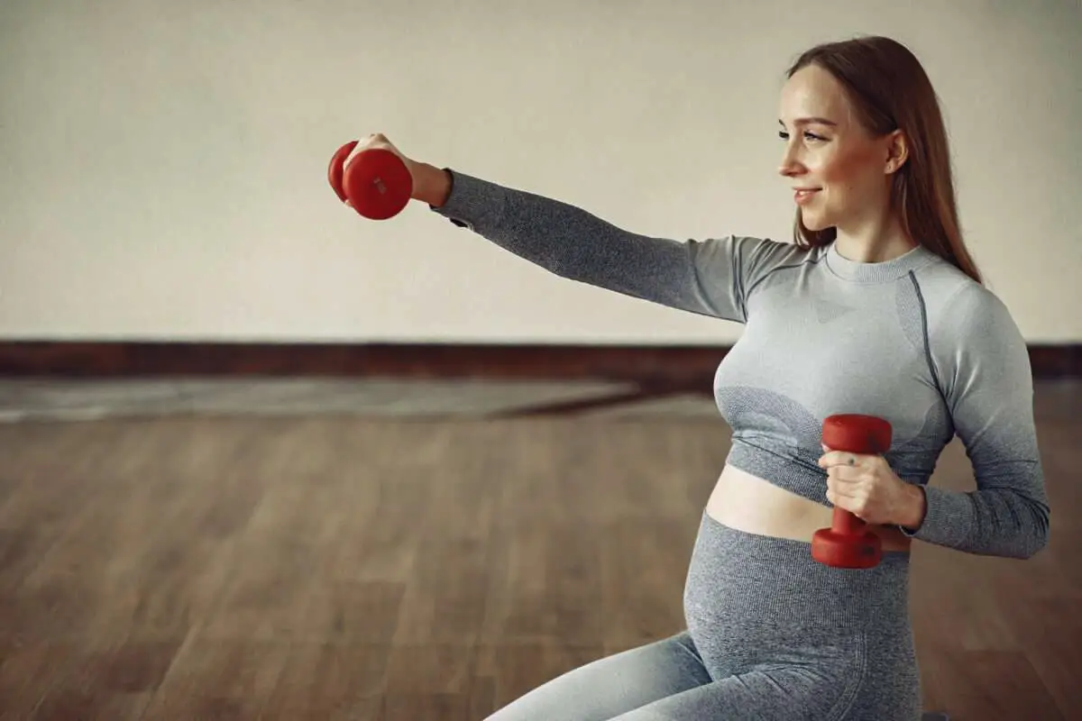 Šport, kava in še 6 stvari, ki so nosečnicam dejansko dovoljene