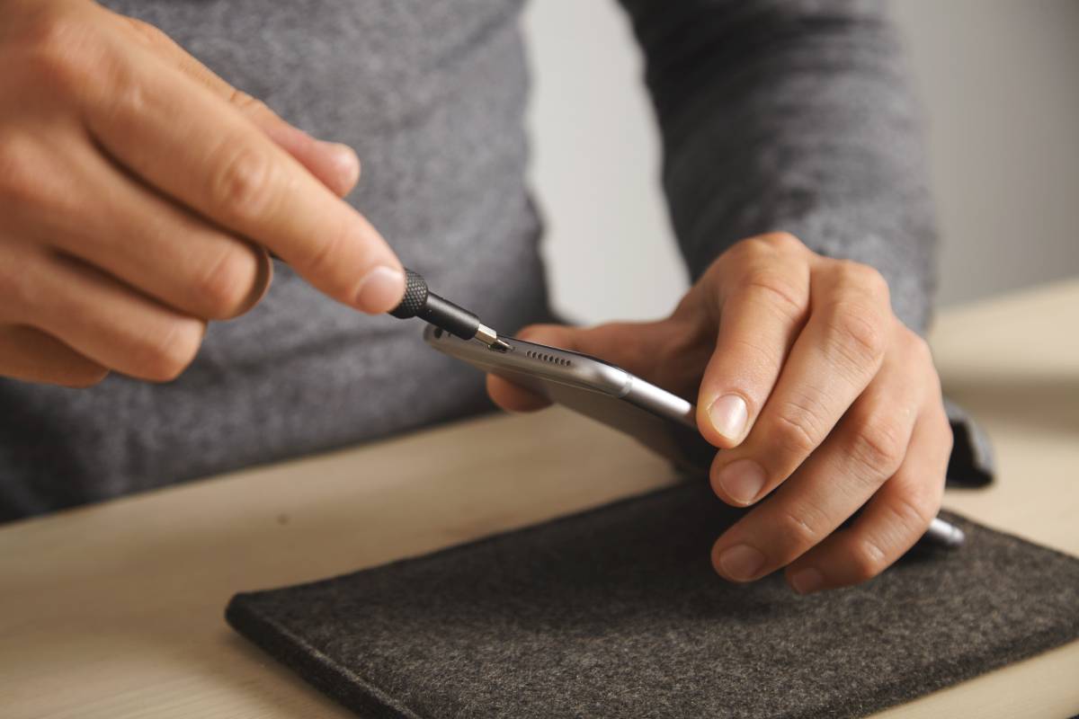 Kako očistiti zvočnik telefona od prahu: preprost postopek s selotejpom