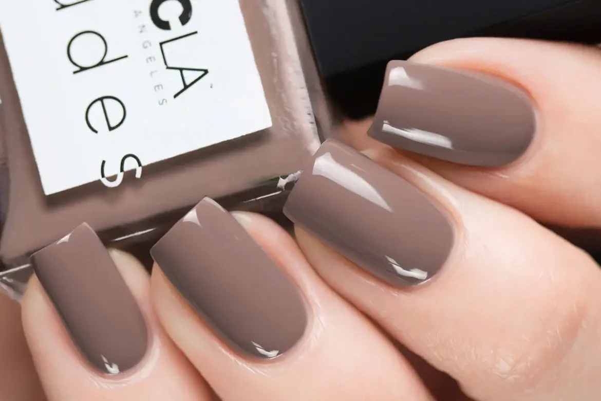 odtenkov laka1 8 »skromnih« odtenkov laka, ki v manikuri izgledajo presenetljivo razkošno