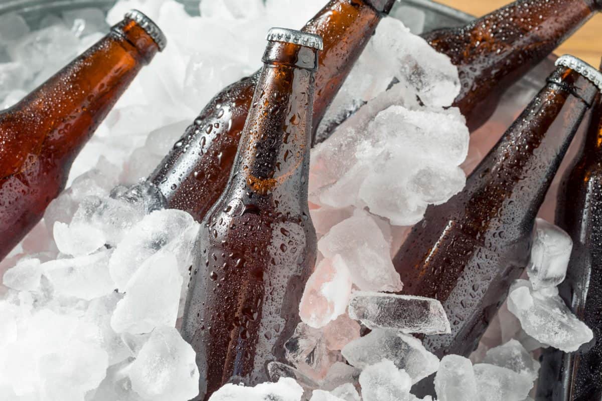 Kako ohladiti pivo v petih minutah, če ste pozabili dati steklenice v hladilnik: triki brez ledu