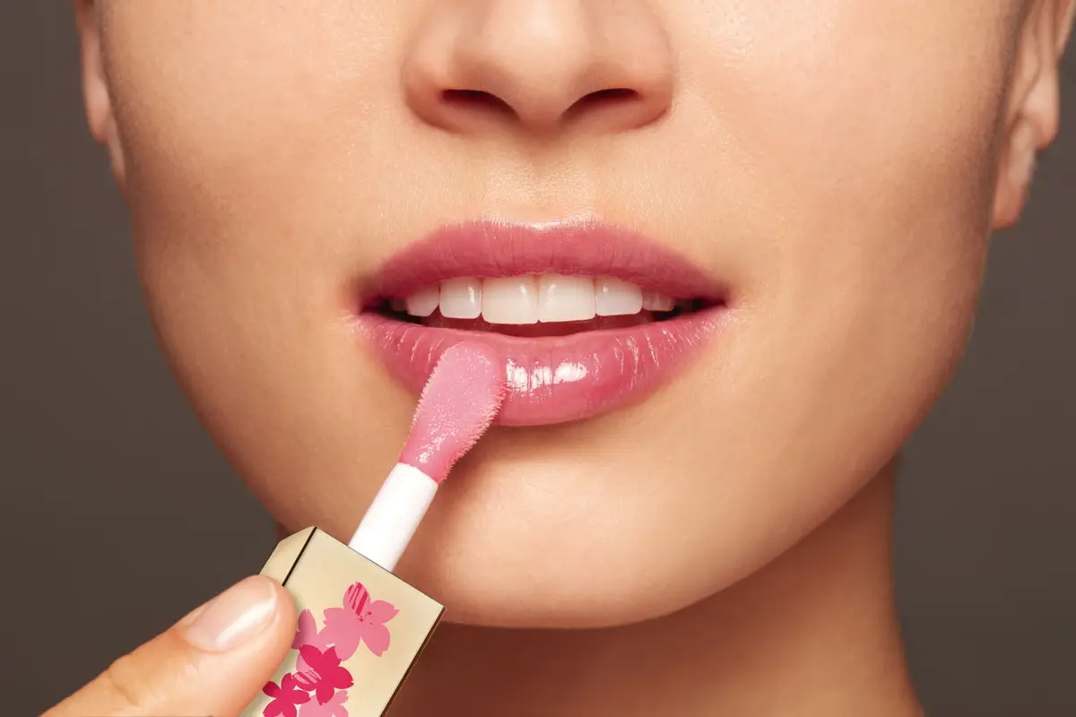 Olje za ustnice: zakaj ga potrebujete v svoji kozmetični torbici