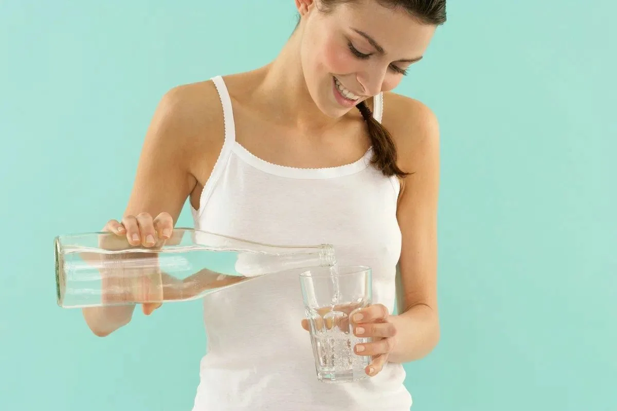 Kako iz telesa odvesti odvečno vodo in zmanjšati otekline: nasveti zdravnika