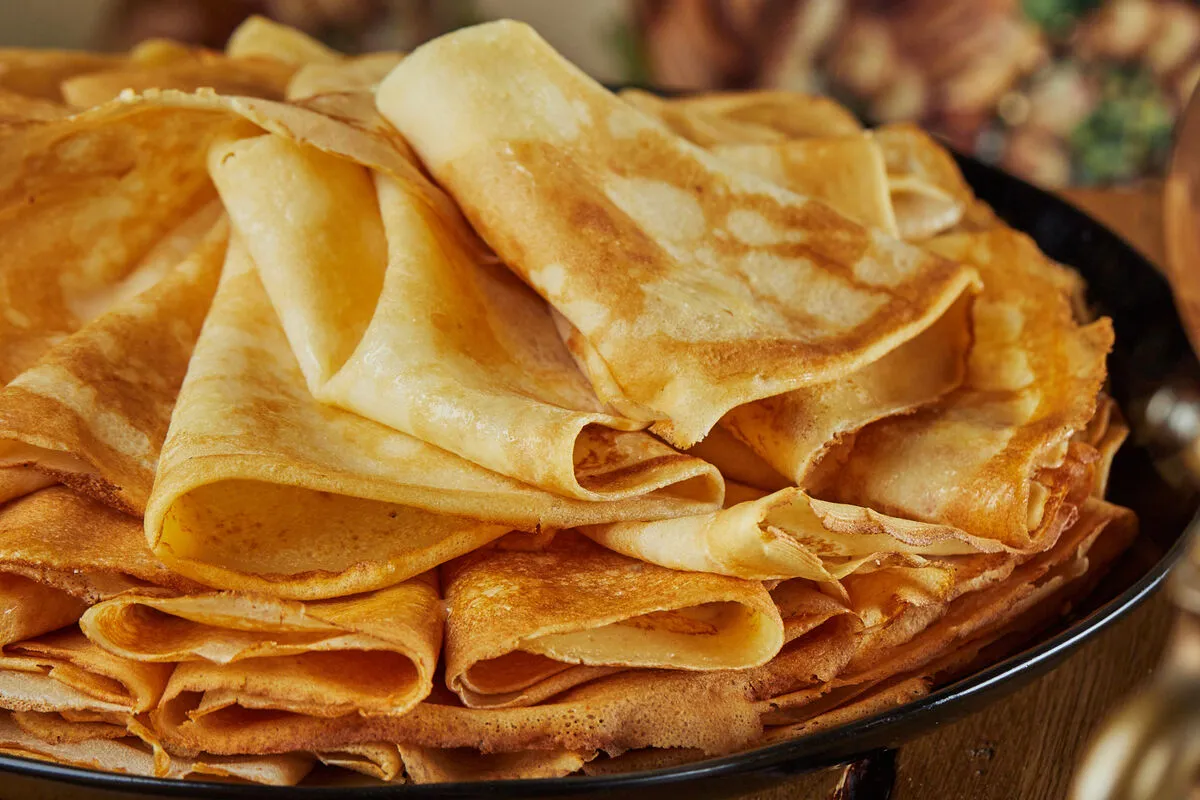 Kako pripraviti tanke in elastične palačinke, ki se ne strgajo: skrivnost popolnega testa