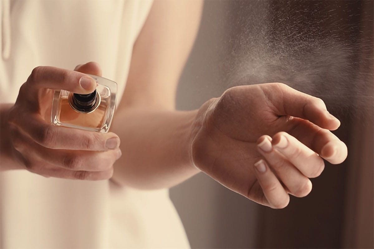 Kako nanesti parfum, da dišava traja dlje: skrivnost je v pravem mestu