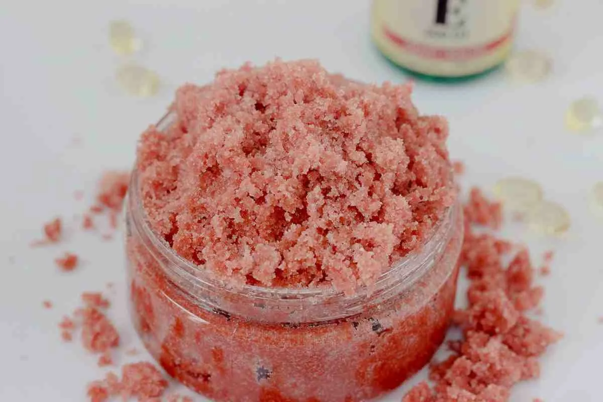 Skrivnost gladke kože: Kako pravilno uporabljati piling za telo, da ne poškodujete mikrobioma