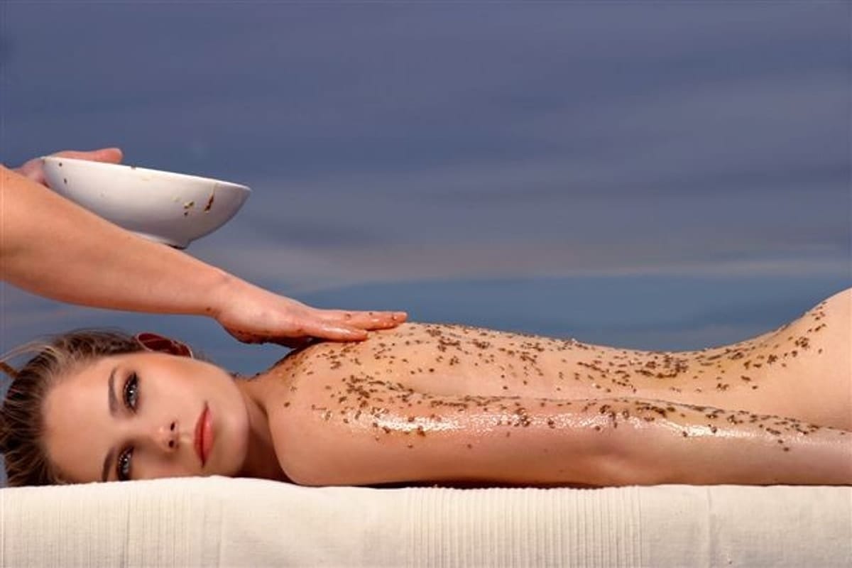 Skrivnost gladke kože: Kako pravilno uporabljati piling za telo, da ne poškodujete mikrobioma