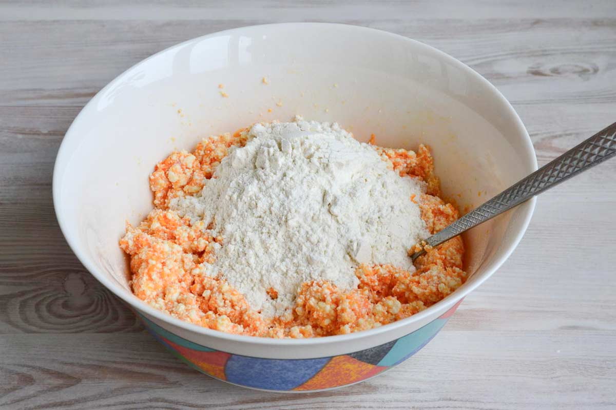 Tale pica iz korenčkove mase je 100 % brez moke in navdušujoče okusna: 9 razlogov za zdravo večerjo