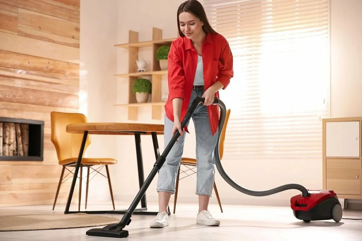 Poslovite se od neprijetnega vonja iz sesalnika: Vzroki in rešitve