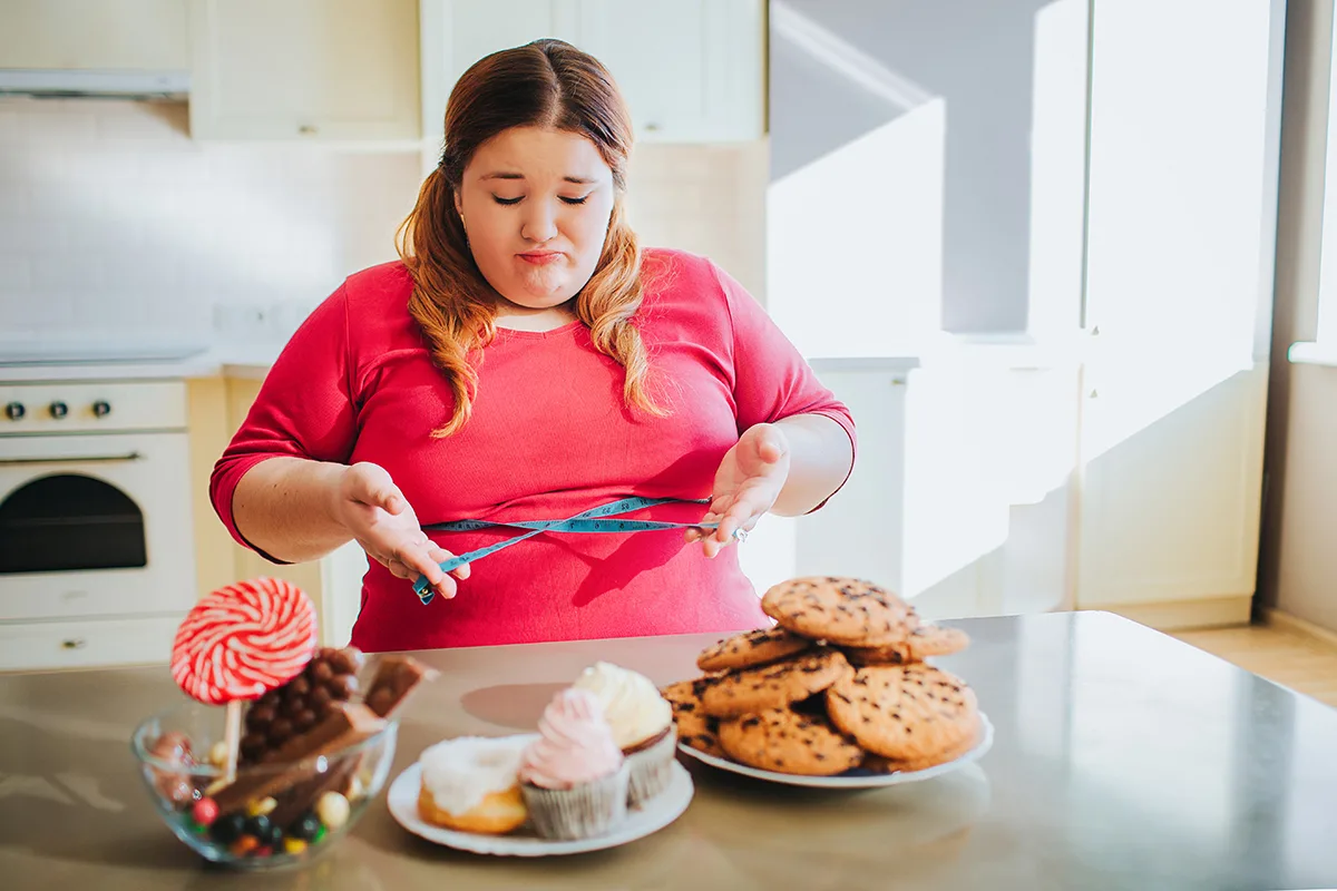 Kako preprečiti prenajedanje ob koncih tedna: Nasveti za ohranjanje rezultatov brez občutka krivde