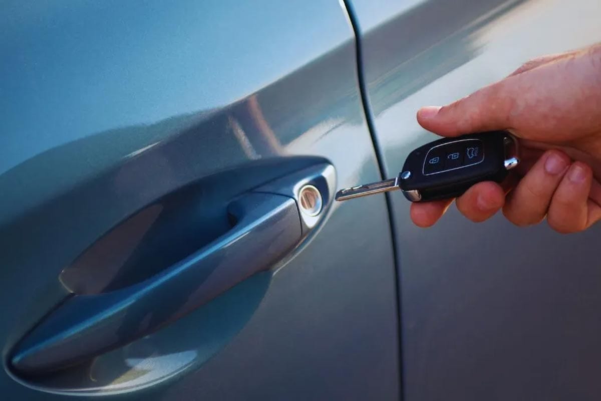 Zakaj večkrat preveriš, ali si zaklenil avto: kaj to razkriva o tvoji osebnosti?