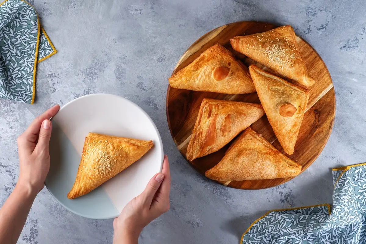 Rolice iz listnatega testa s šunko, koruzo in olivami