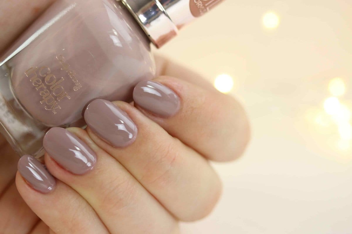 8 »skromnih« odtenkov laka, ki v manikuri izgledajo presenetljivo razkošno