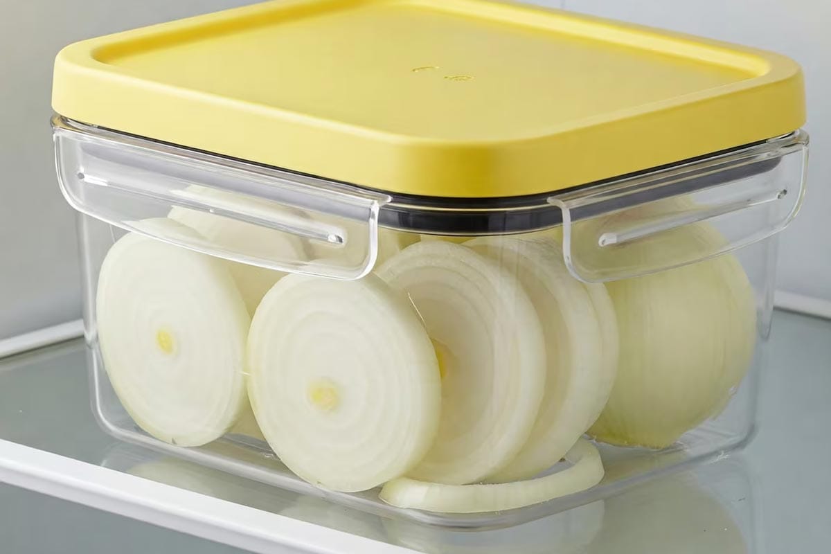 Kako shraniti narezano čebulo, da ostane sveža več dni: ne v zamrzovalniku in ne na pultu