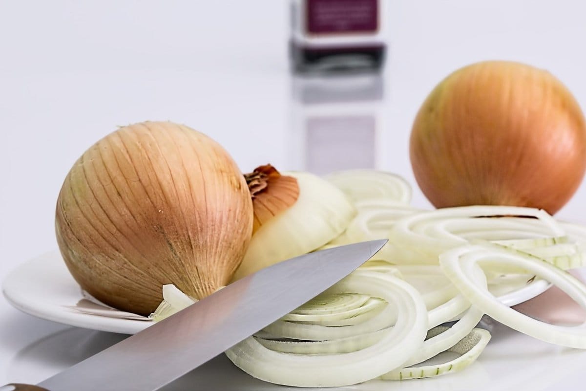 Kako shraniti narezano čebulo, da ostane sveža več dni: ne v zamrzovalniku in ne na pultu