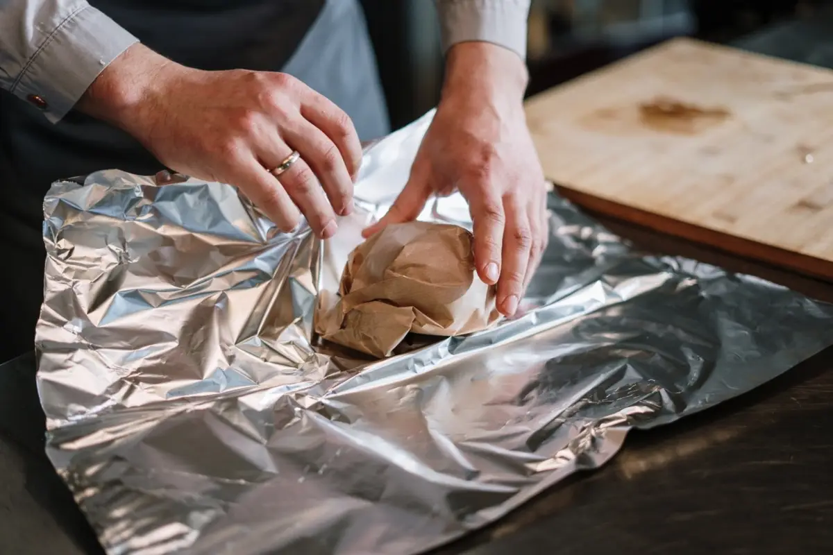 Ali je varno shranjevati hrano v aluminijasti foliji? Skrita nevarnost za zdravje
