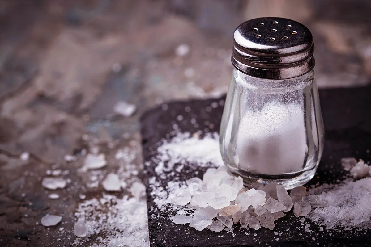 Nepogrešljiv trik: Zakaj morate na žerjavico za žar posuti sol?