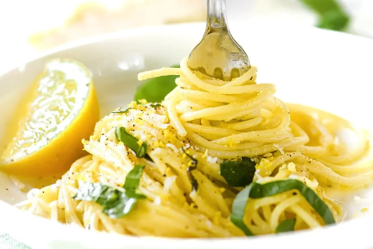 Špageti v limonini omaki: čudovita večerja v samo 10 minutah